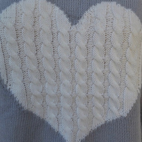 ✨Gray & White Cable Knit Heart Patterned Sweater✨ - Picture 3 of 5